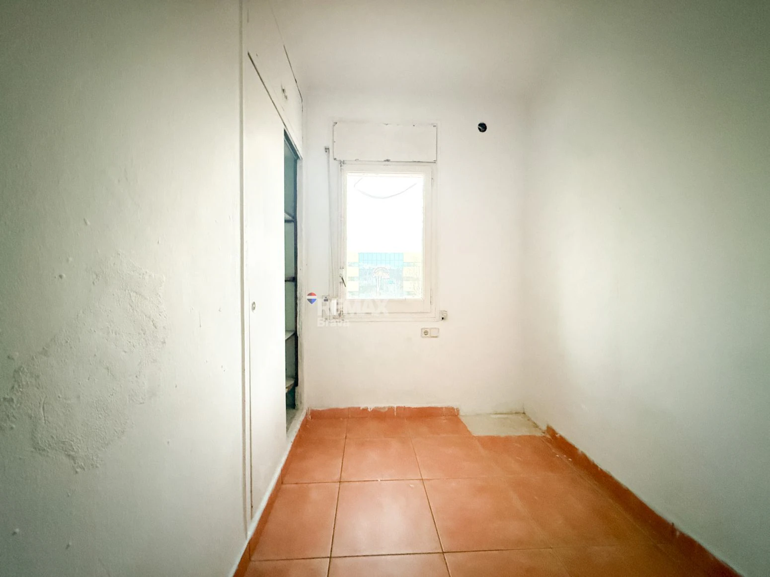 Empuriabrava · Apartamento para reformar con amplia terraza, ideal como inversión y posibilidad de financiación 100%