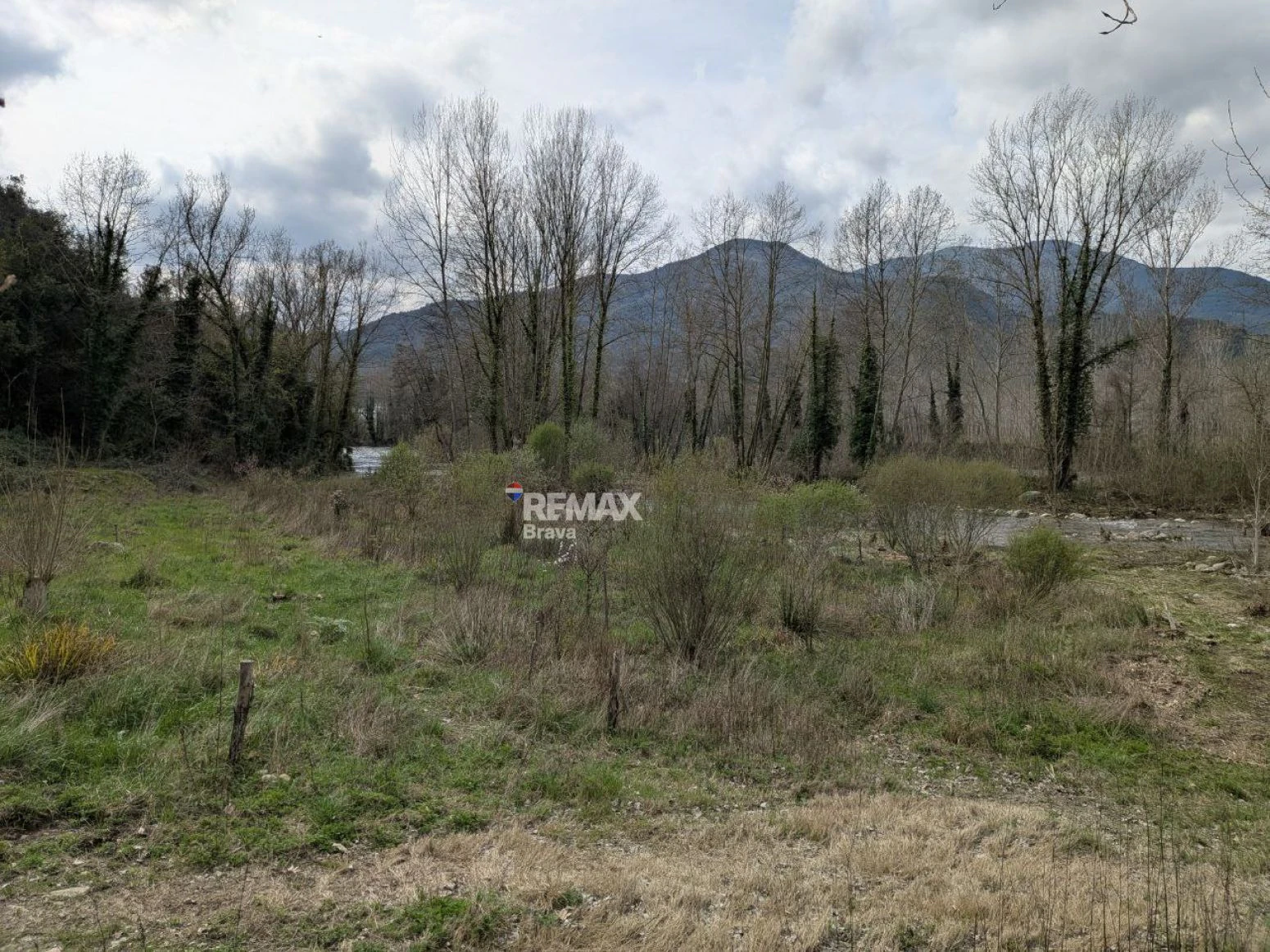 Finca única de 3,8 ha con masía y vistas al río Ter