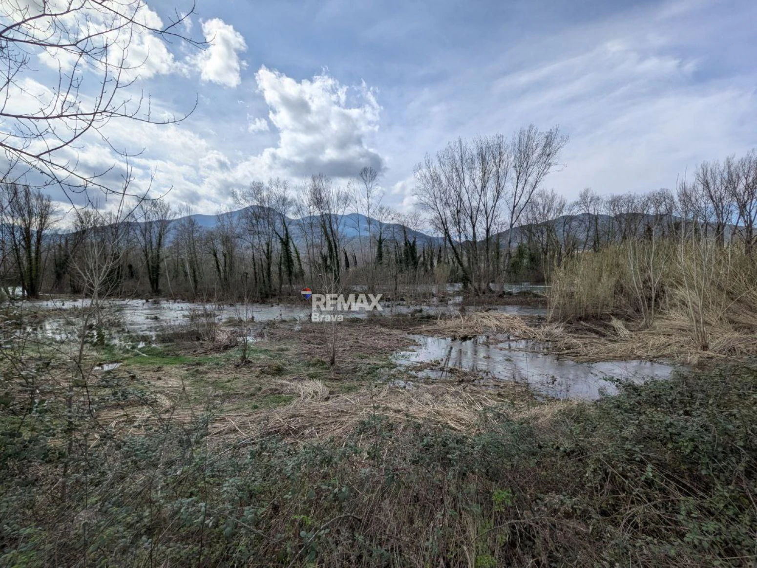 Finca única de 3,8 ha con masía y vistas al río Ter