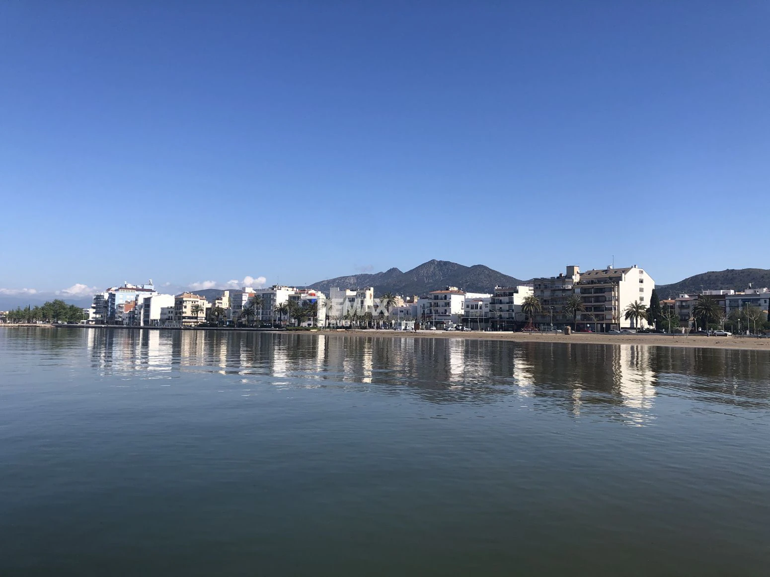 Empuriabrava · Elegante apartamento reformado con amarre comunitario y encanto mediterráneo