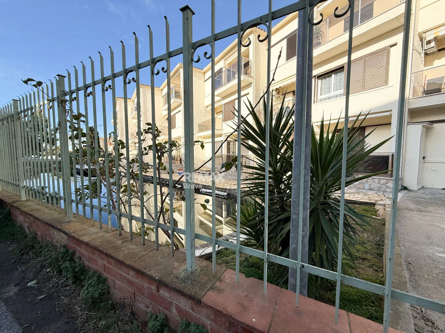 Empuriabrava · Elegante apartamento reformado con amarre comunitario y encanto mediterráneo