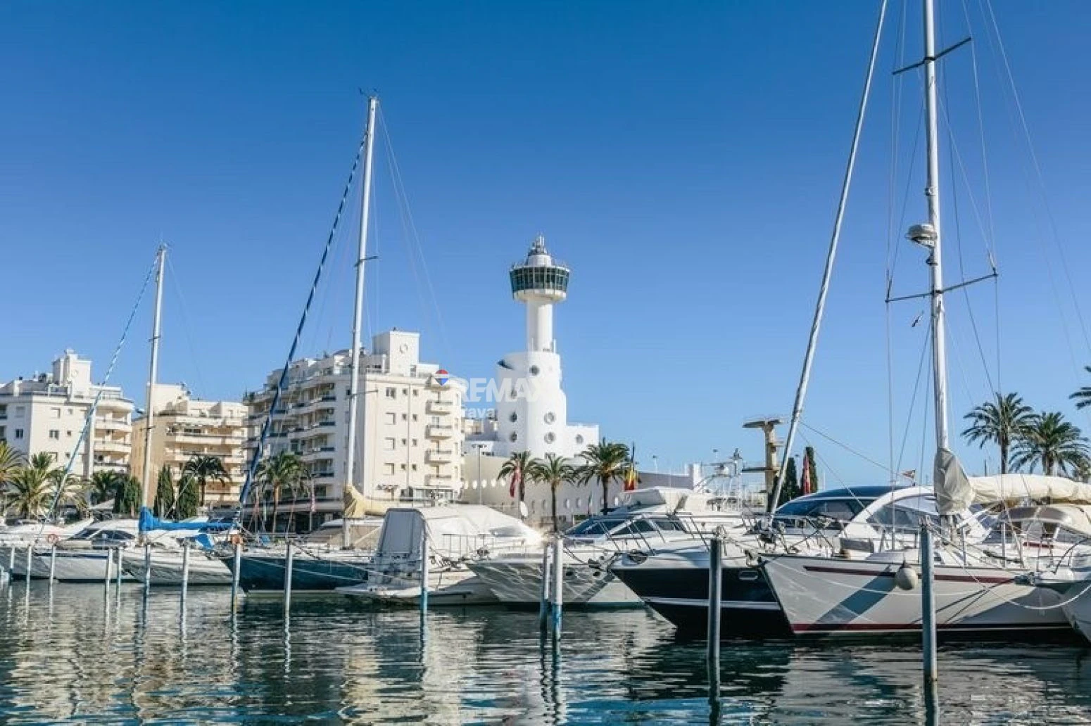 Empuriabrava · Elegante apartamento reformado con amarre comunitario y encanto mediterráneo