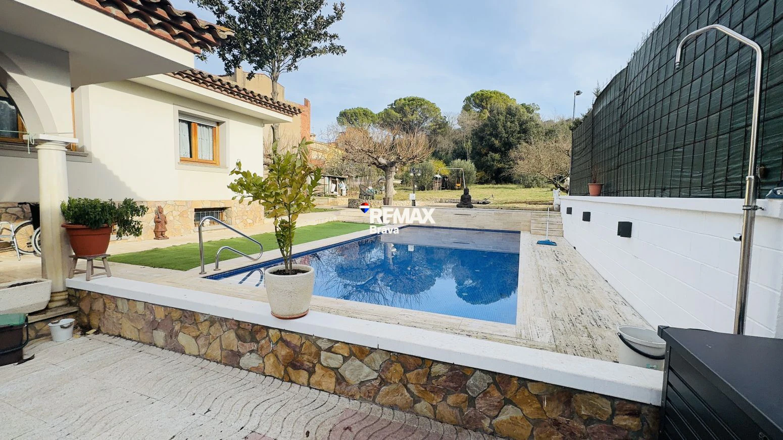 Exclusiva Casa Independiente en Montilivi: Privacidad, Luz y Elegancia en Girona