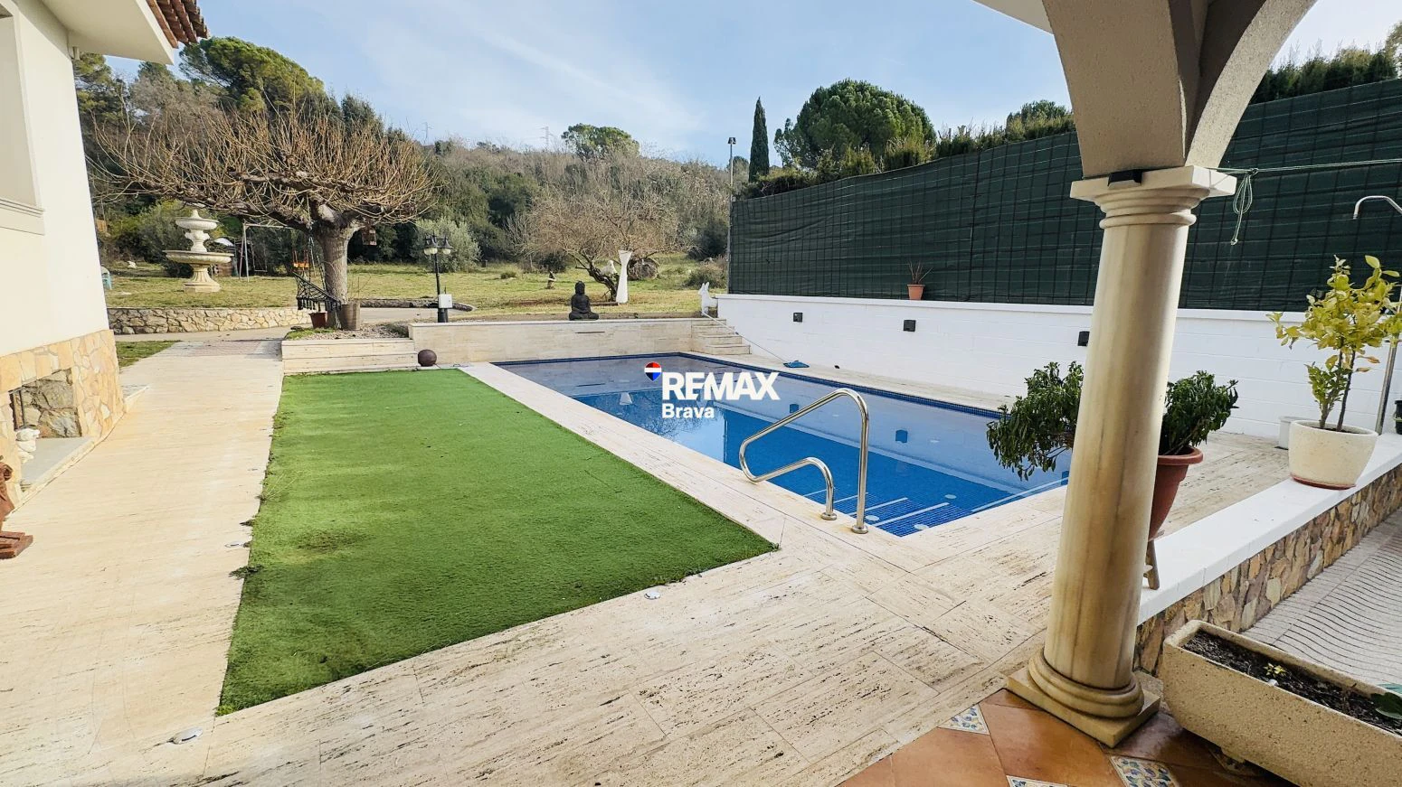 Exclusiva Casa Independiente en Montilivi: Privacidad, Luz y Elegancia en Girona