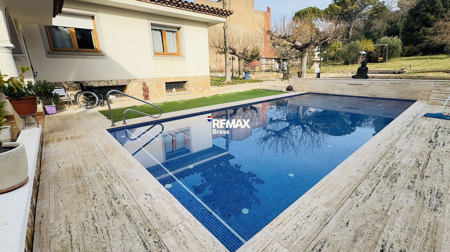 Exclusiva Casa Independiente en Montilivi: Privacidad, Luz y Elegancia en Girona