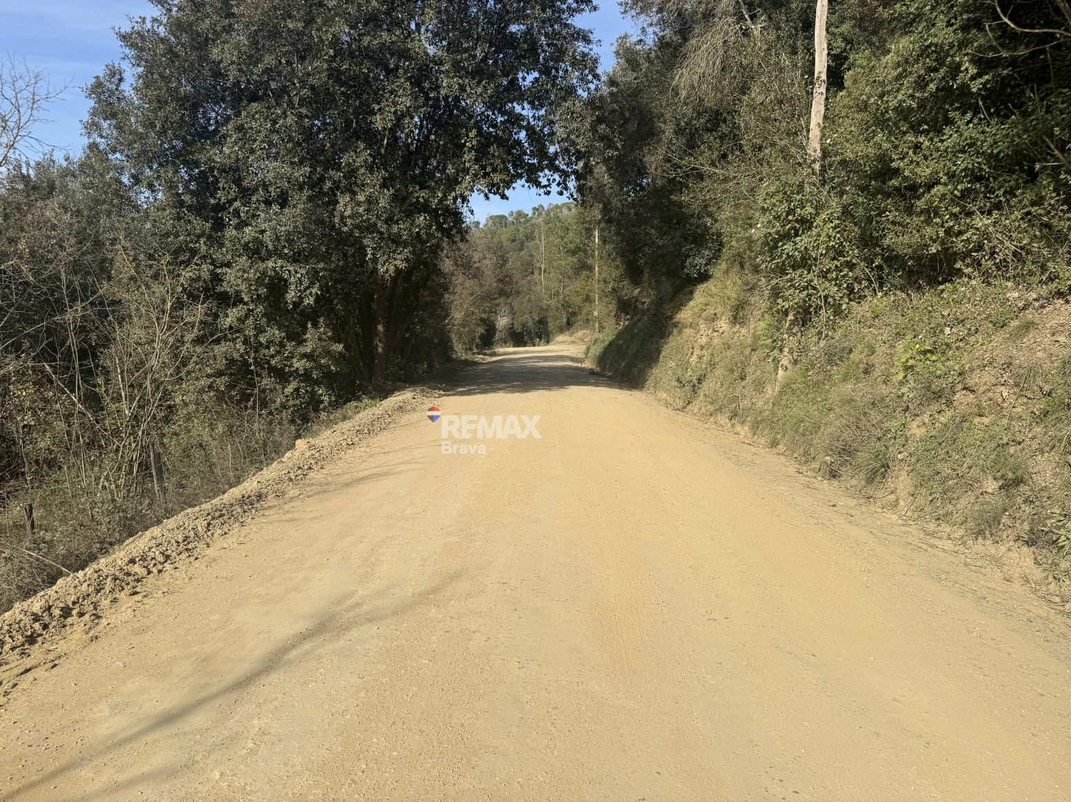 Finca única de 3,8 ha con masía y vistas al río Ter