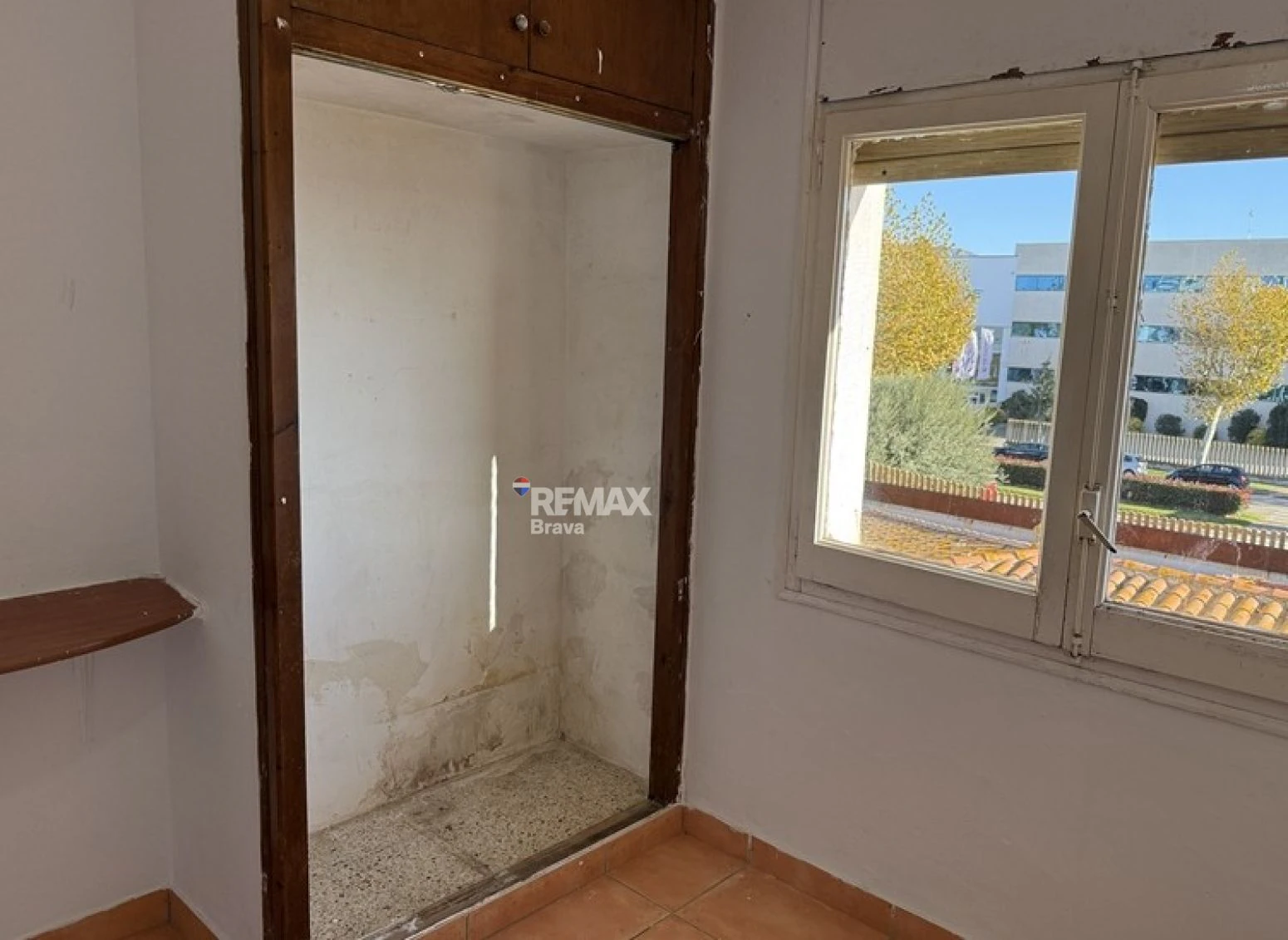 Empuriabrava · Apartamento para reformar con amplia terraza, ideal como inversión y posibilidad de financiación 100%