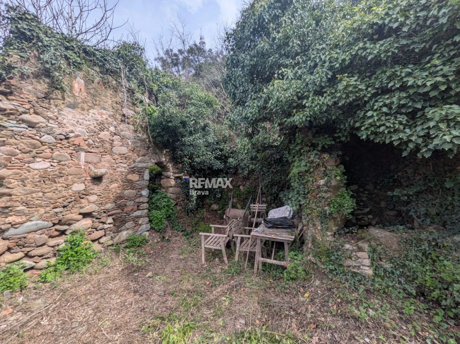 Finca única de 3,8 ha con masía y vistas al río Ter