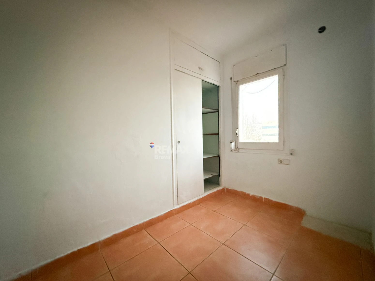 Empuriabrava · Apartamento para reformar con amplia terraza, ideal como inversión y posibilidad de financiación 100%