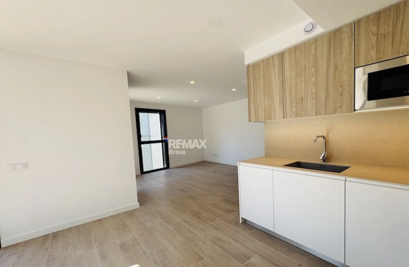 Apartamento en el Centro de Roses con Vistas al Mar y a Pasos de la Playa