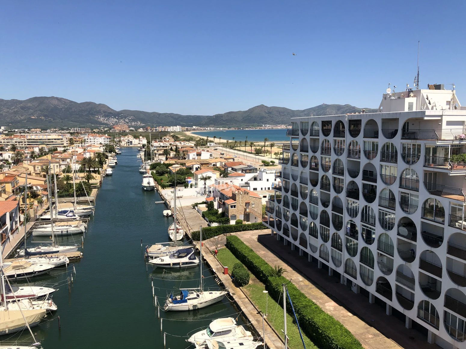 Empuriabrava · Elegante apartamento reformado con amarre comunitario y encanto mediterráneo