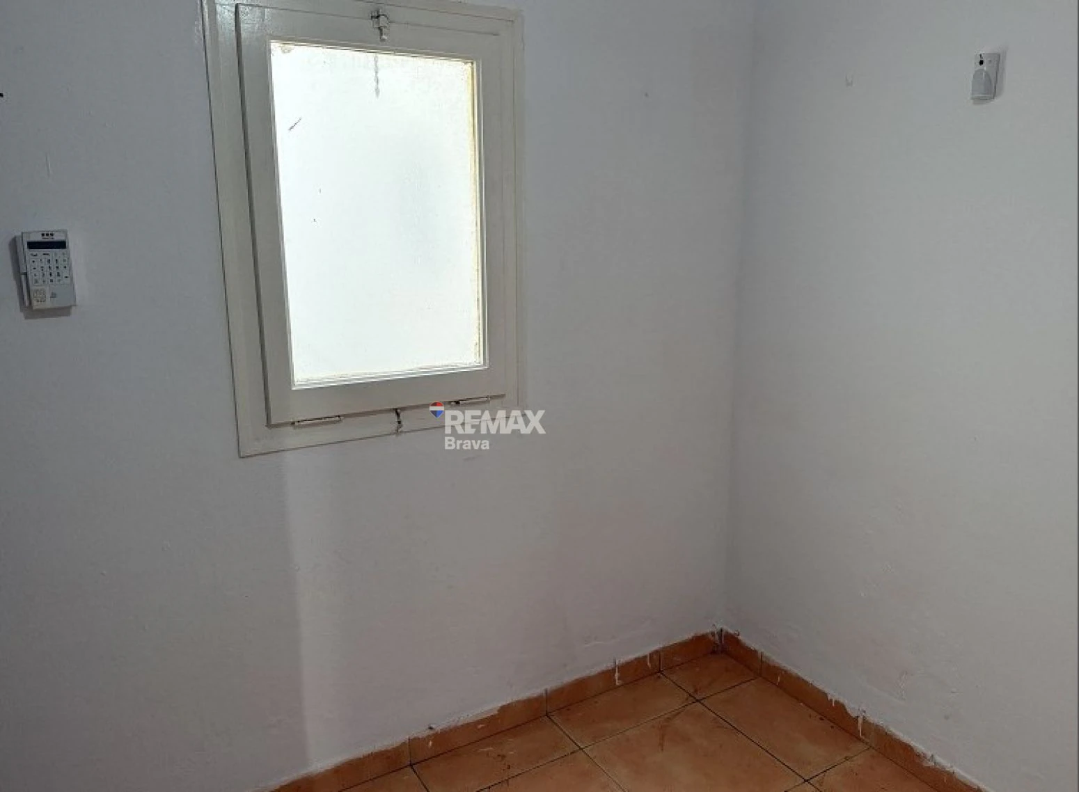 Empuriabrava · Apartamento para reformar con amplia terraza, ideal como inversión y posibilidad de financiación 100%