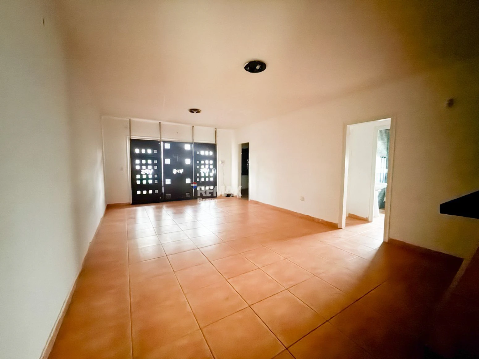 Empuriabrava · Apartamento para reformar con amplia terraza, ideal como inversión y posibilidad de financiación 100%