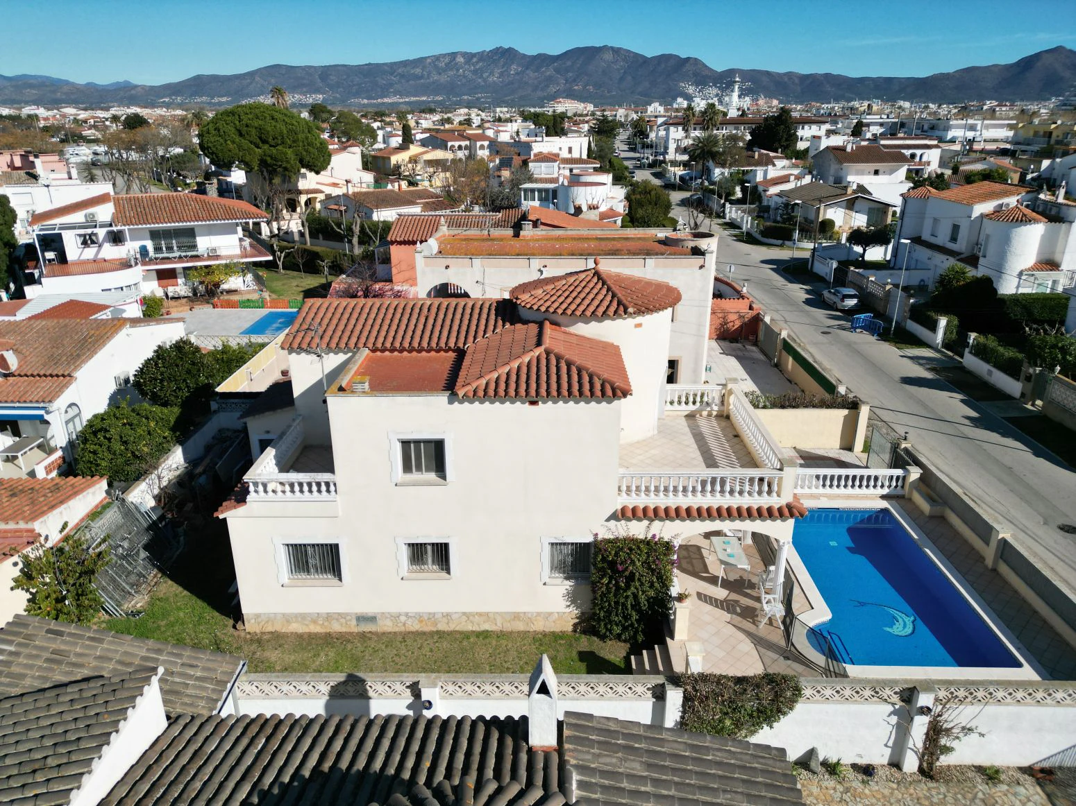 Bonita y amplia casa en Sector Requesens