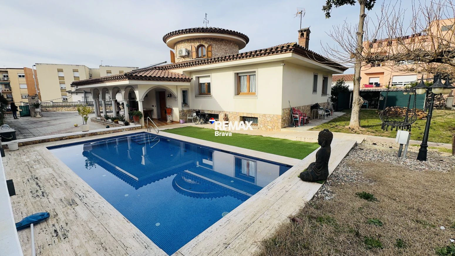 Exclusiva Casa Independiente en Montilivi: Privacidad, Luz y Elegancia en Girona
