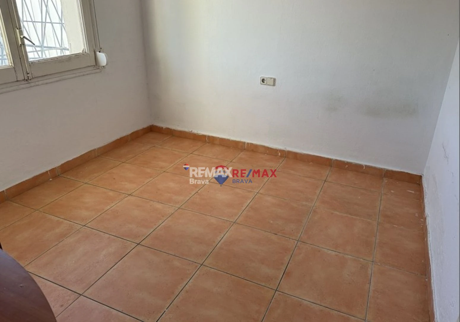 Empuriabrava · Apartamento para reformar con amplia terraza, ideal como inversión y posibilidad de financiación 100%