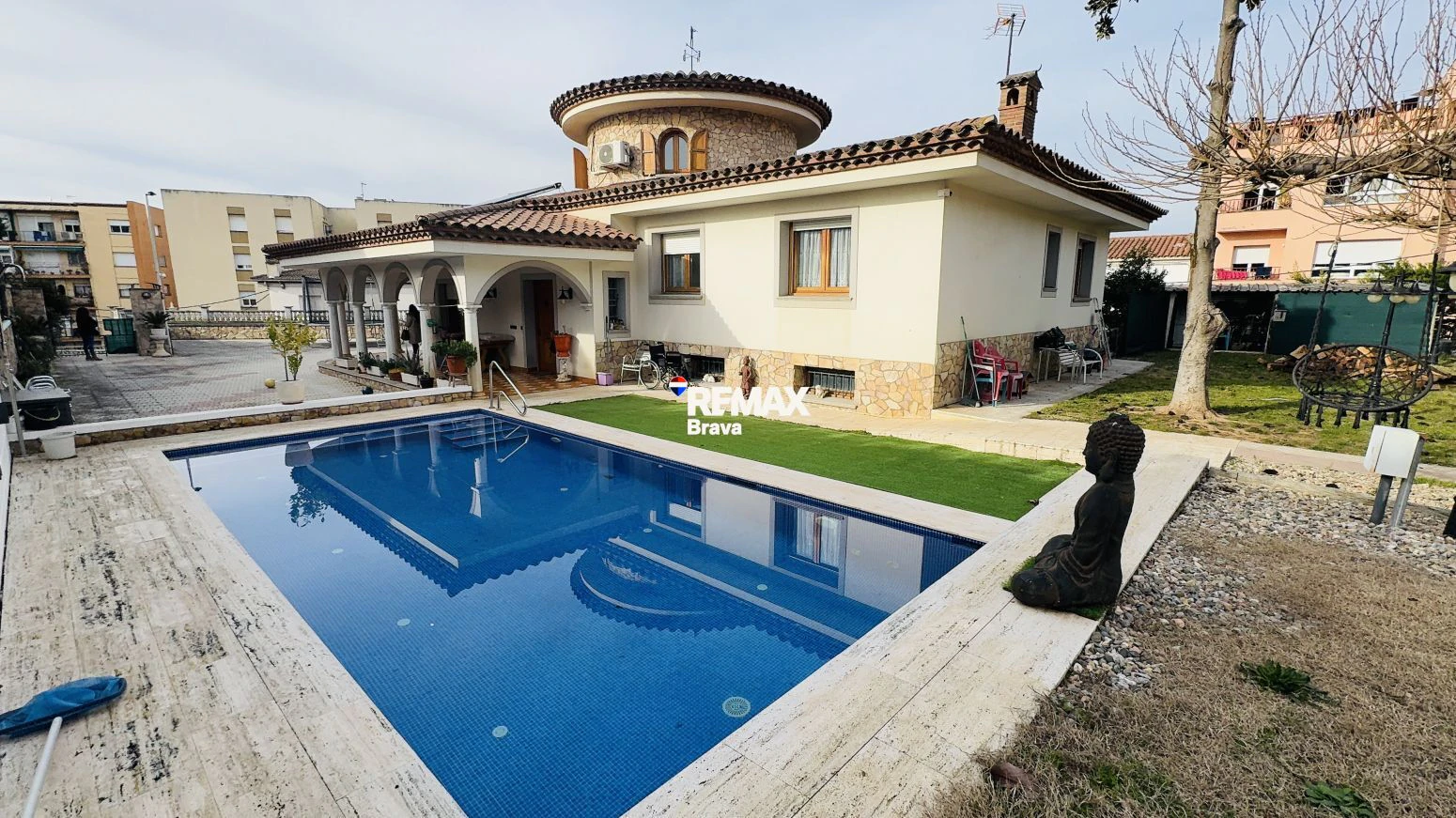 Exclusiva Casa Independiente en Montilivi: Privacidad, Luz y Elegancia en Girona
