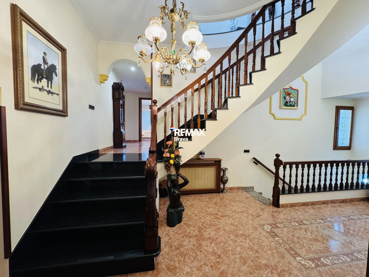 Exclusiva Casa Independiente en Montilivi: Privacidad, Luz y Elegancia en Girona