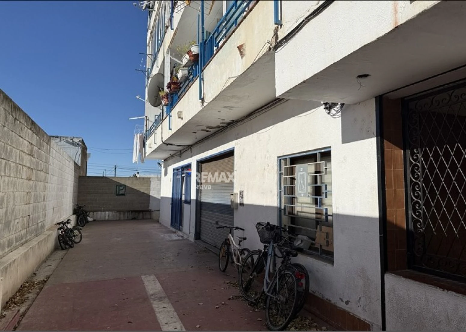 Empuriabrava · Apartamento para reformar con amplia terraza, ideal como inversión y posibilidad de financiación 100%