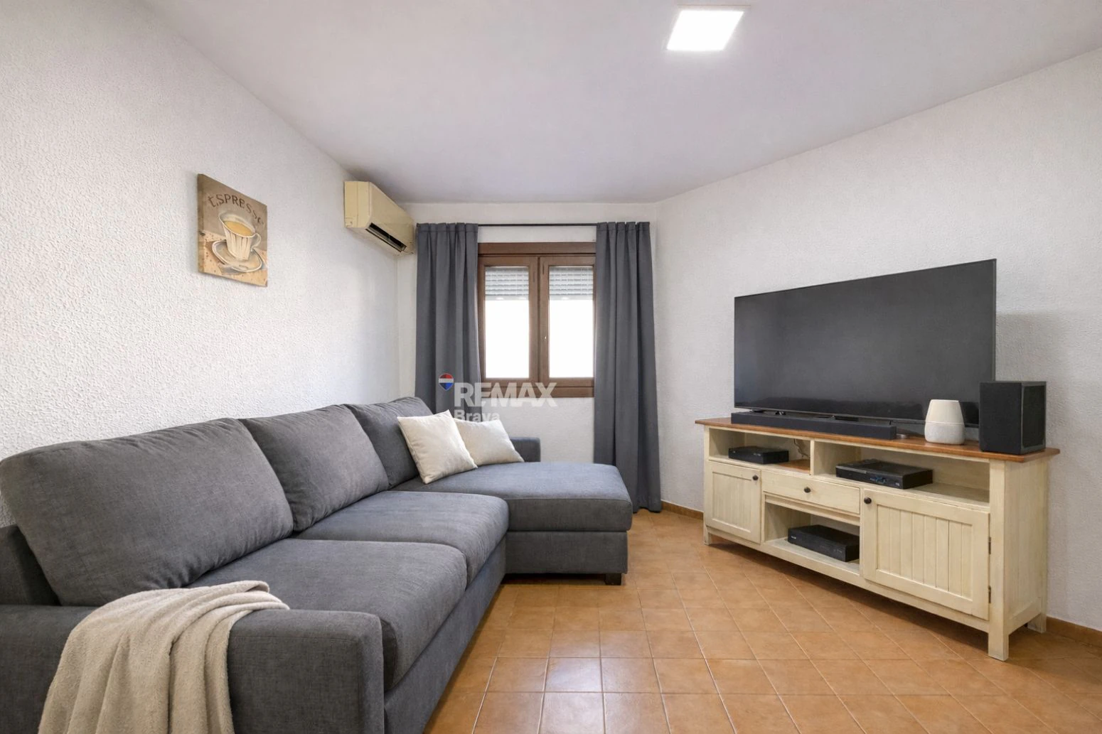 Empuriabrava · Elegante apartamento reformado con amarre comunitario y encanto mediterráneo