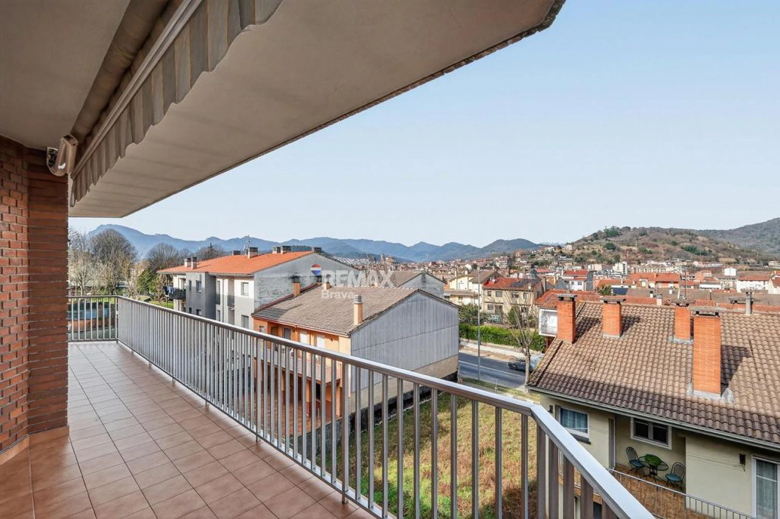 Olot · Amplia casa familiar con garaje-taller, terraza y 4 habitaciones
