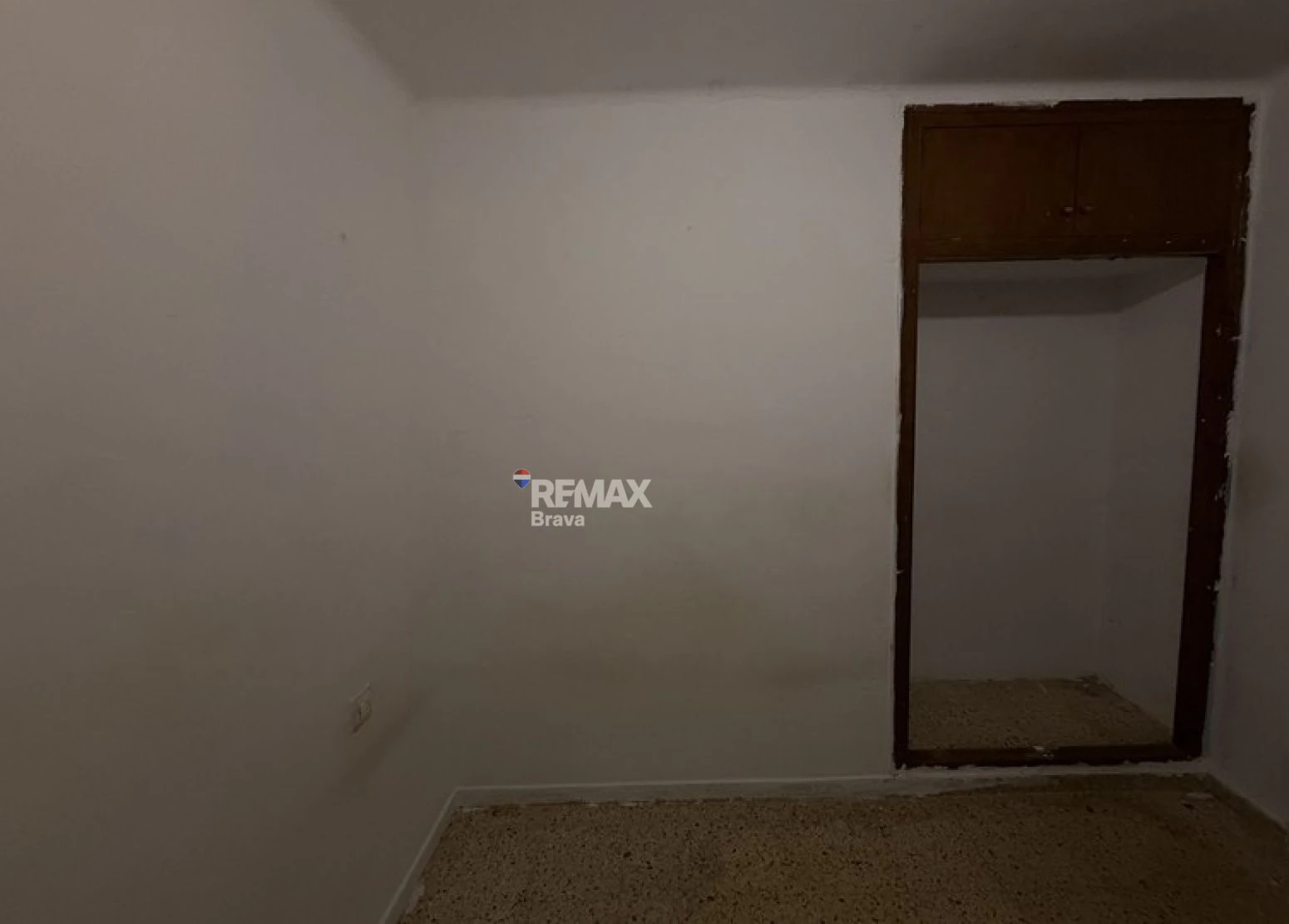 Empuriabrava · Apartamento para reformar con amplia terraza, ideal como inversión y posibilidad de financiación 100%