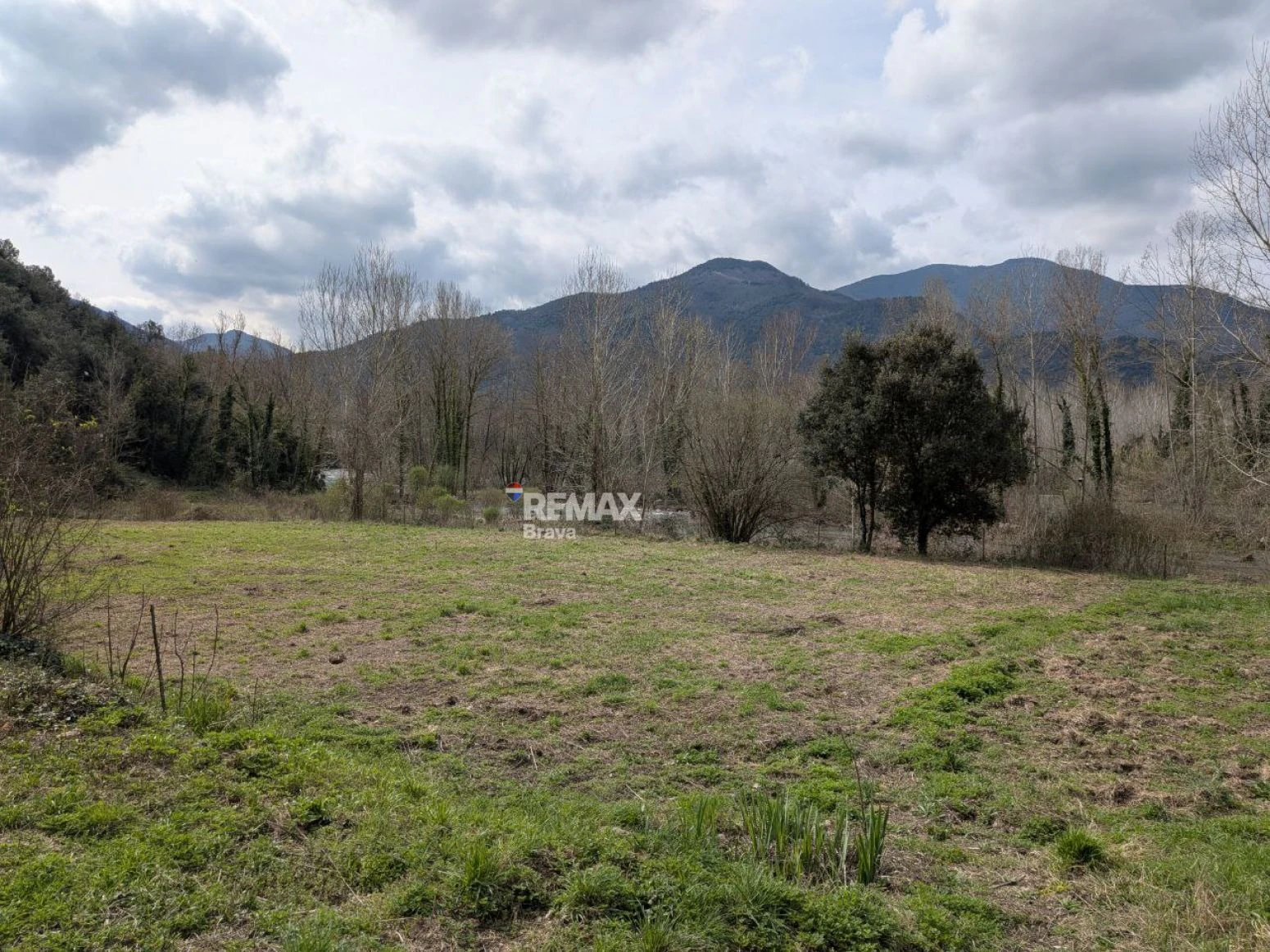 Finca única de 3,8 ha con masía y vistas al río Ter