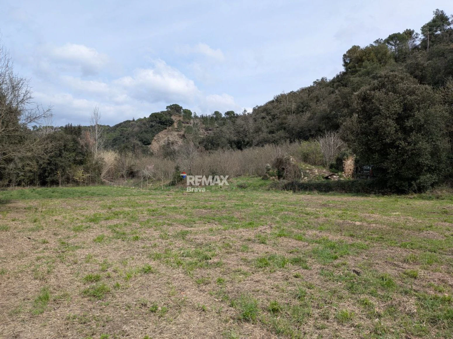 Finca única de 3,8 ha con masía y vistas al río Ter