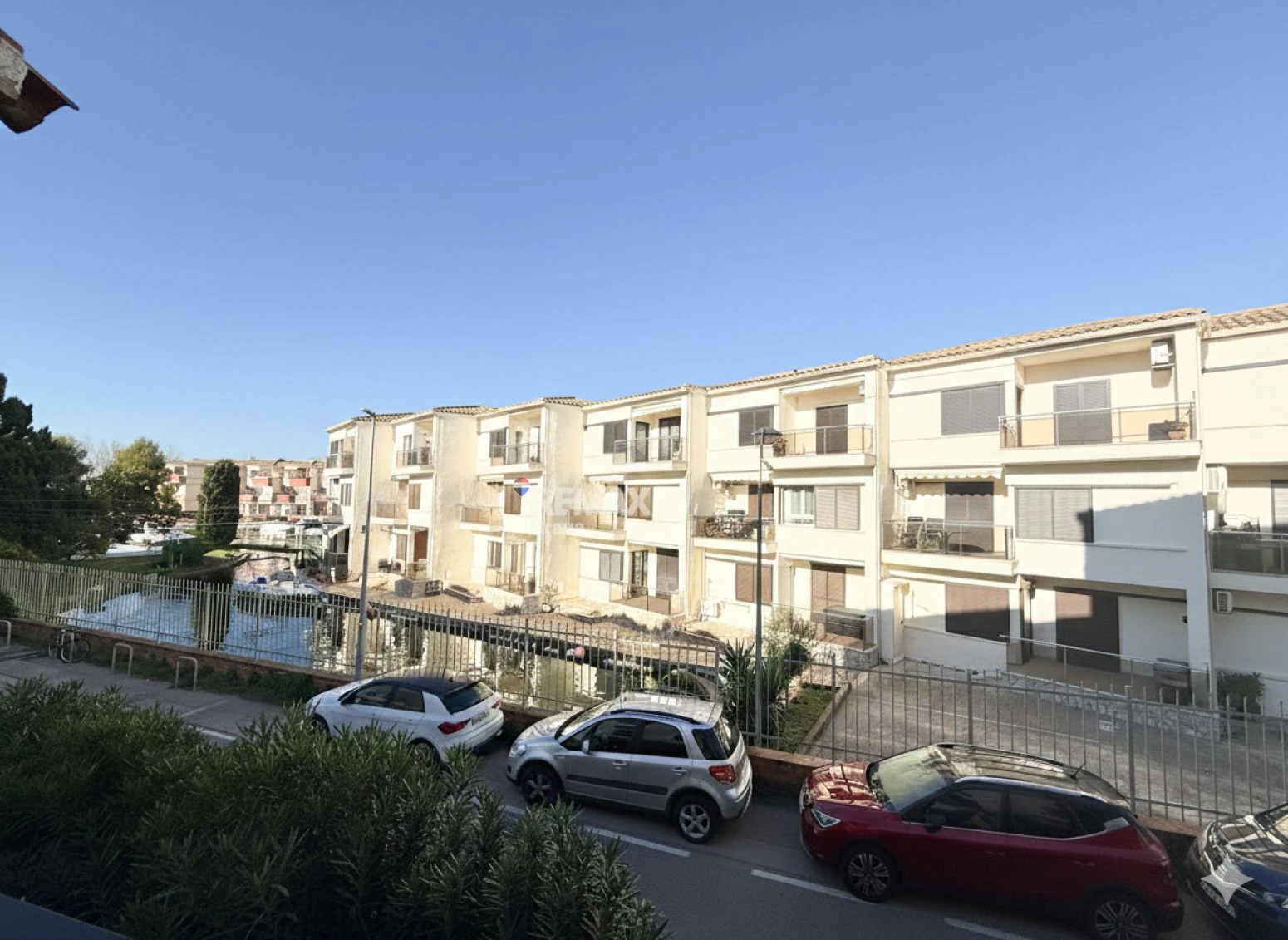 Empuriabrava · Elegante apartamento reformado con amarre comunitario y encanto mediterráneo