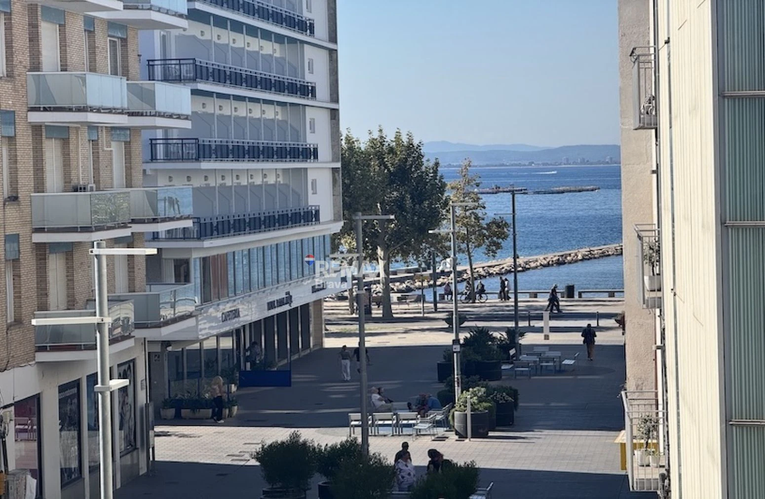 Apartamento en el Centro de Roses con Vistas al Mar y a Pasos de la Playa