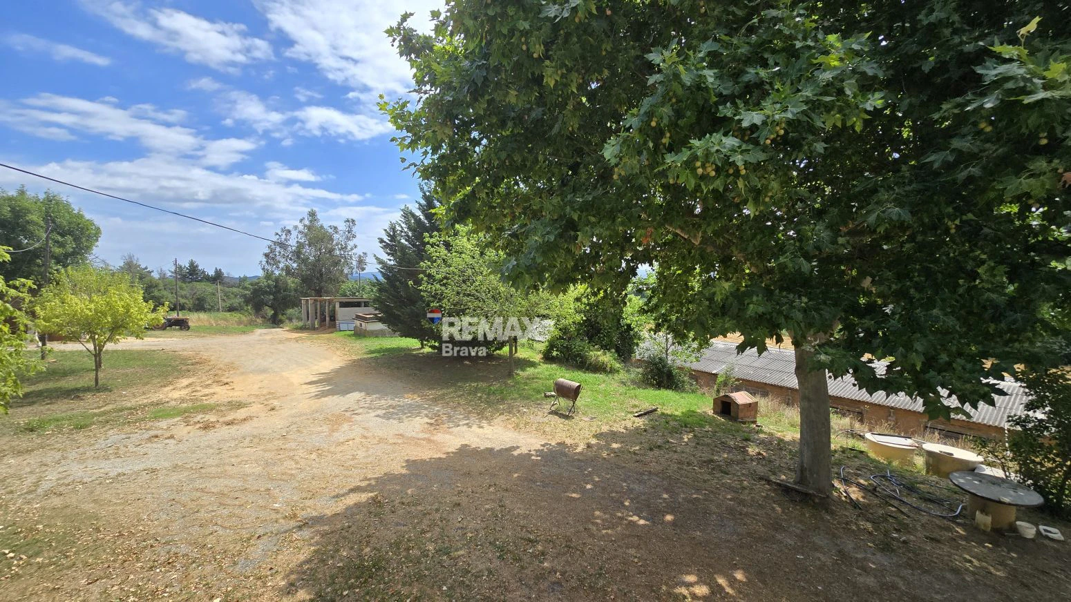 Finca Rústica 12h en Brunyola con Naves Avícolas Alquiladas e Ingresos Mensuales