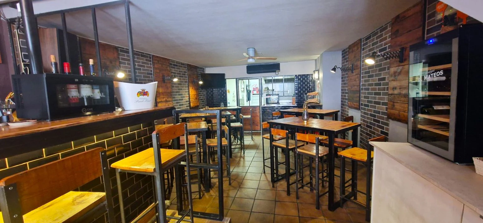 Roses, centro: se traspasa negocio de bar restaurante en inm