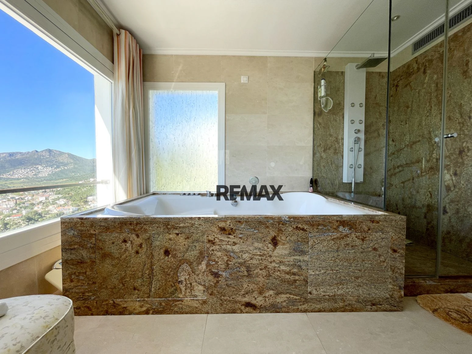 Villa mediterránea con espectaculares vistas al mar