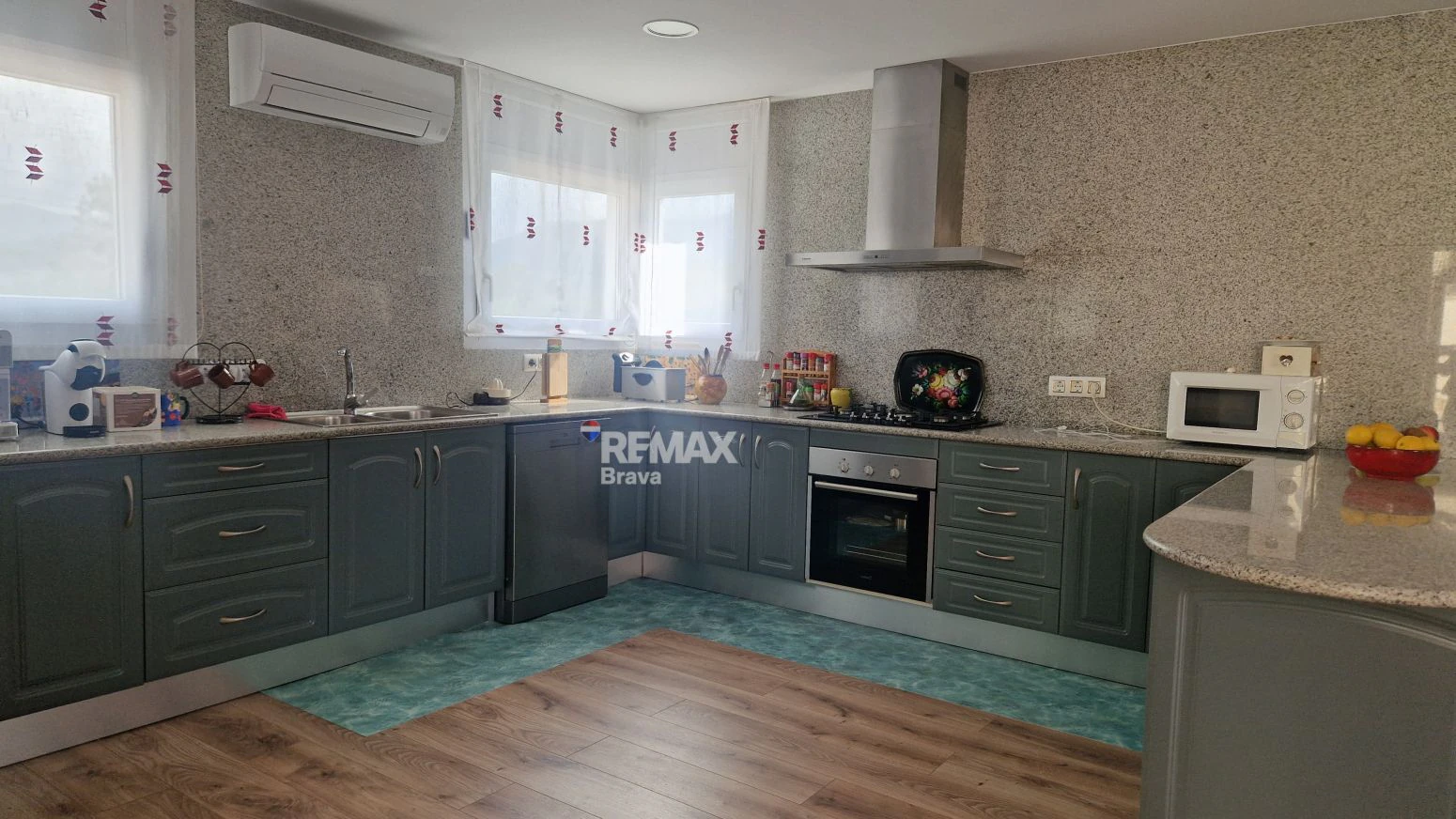 Exclusiva Vivienda en Roses sobre Parcela de 1.190 m² en Entorno Muy Tranquilo