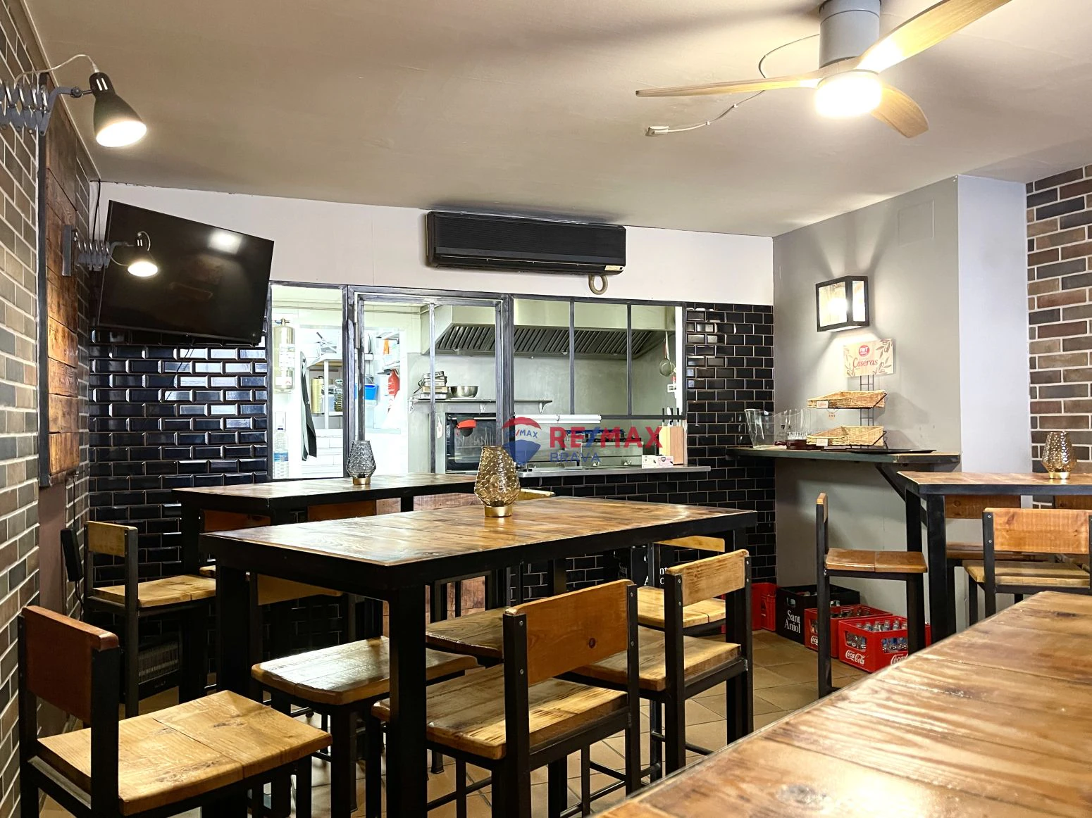 Roses, centro: se traspasa negocio de bar restaurante en inm