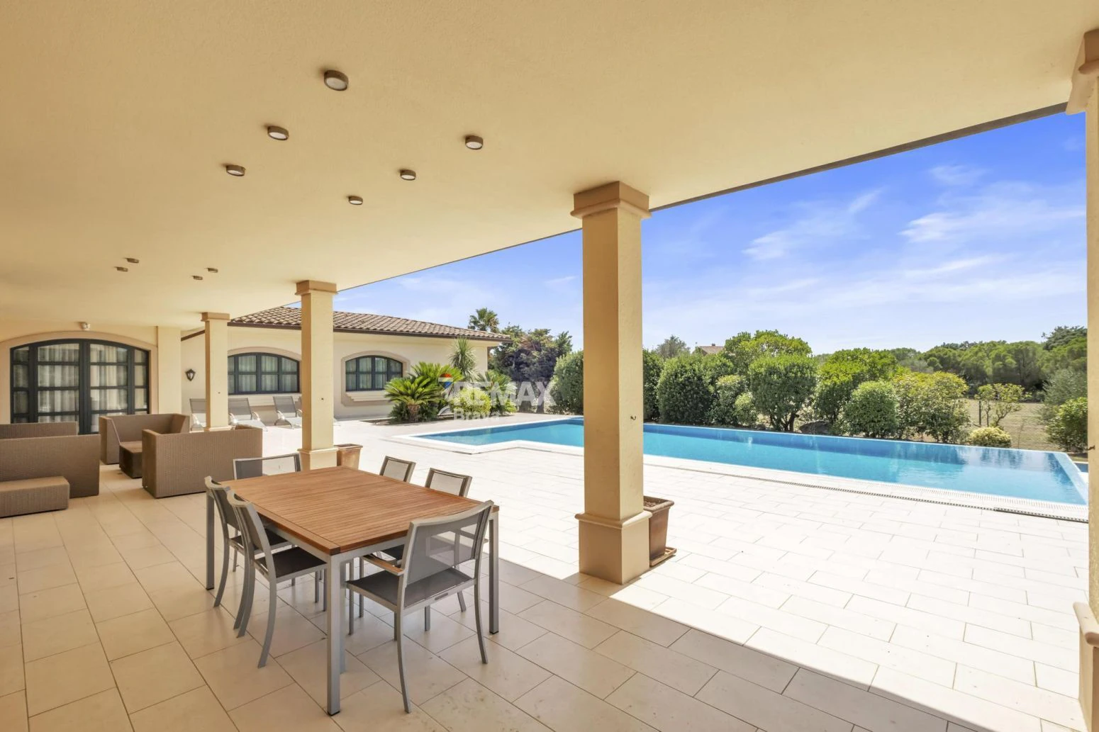 Villa Premium en Primera Línea de Golf en Peralada con Amplios Jardines y Privacidad Total