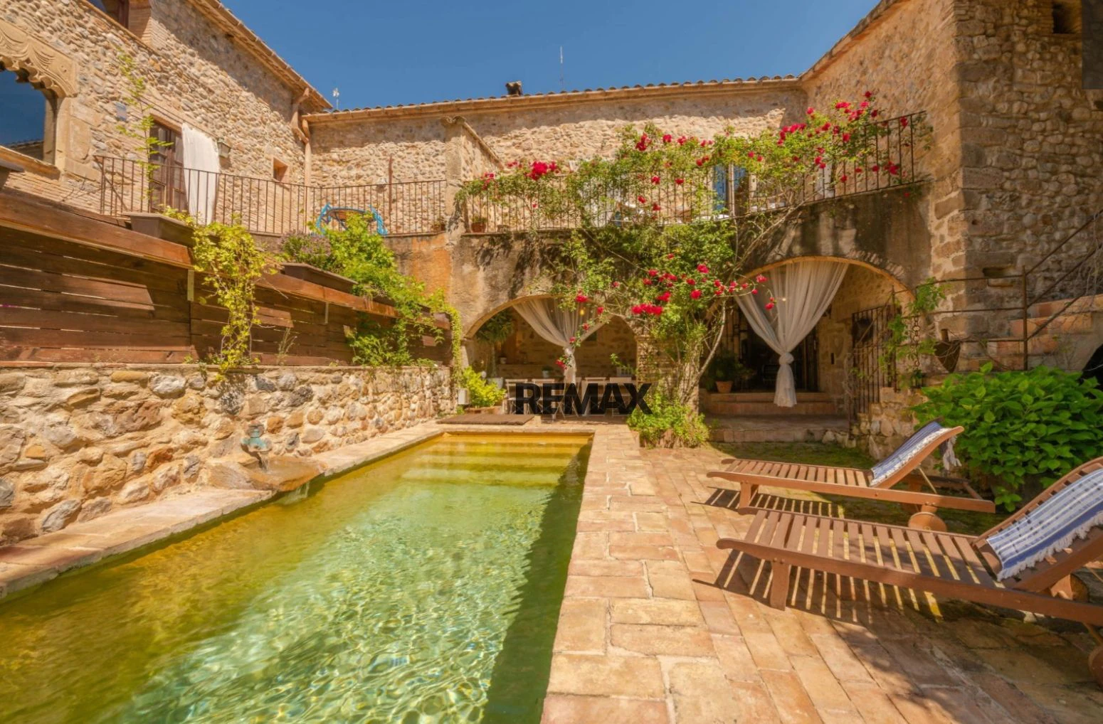 Casa de pueblo con encanto y más de 500 m² entre el Pla de l’Estany y l’Alt Empordà con licencia turística
