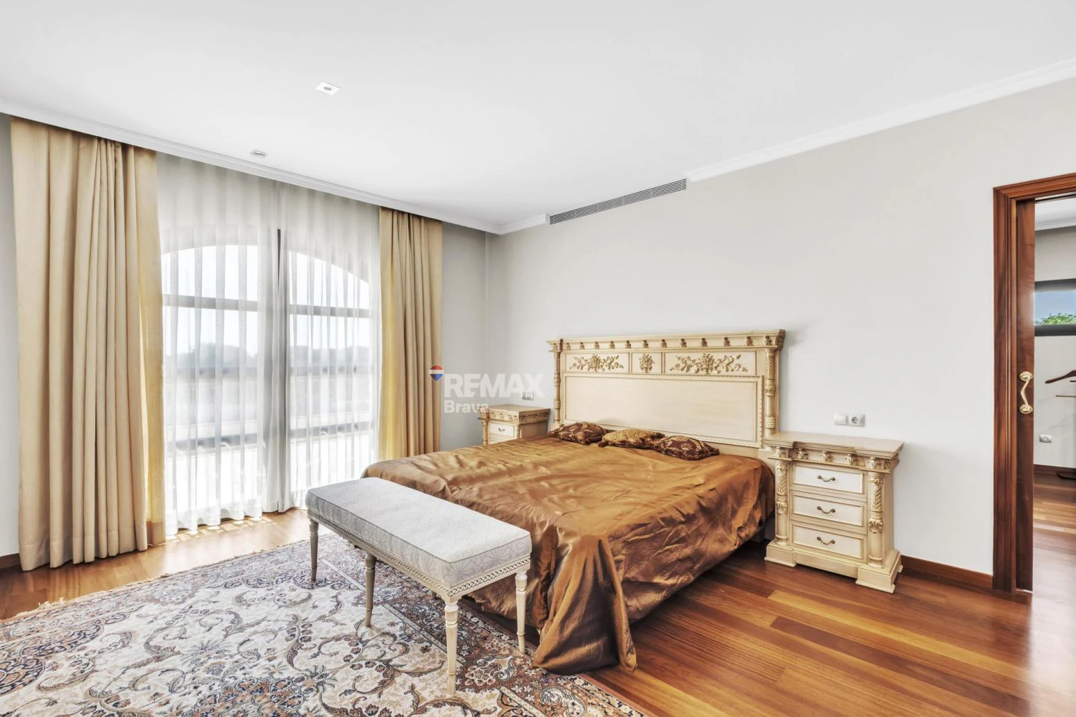Villa Premium en Primera Línea de Golf en Peralada con Amplios Jardines y Privacidad Total