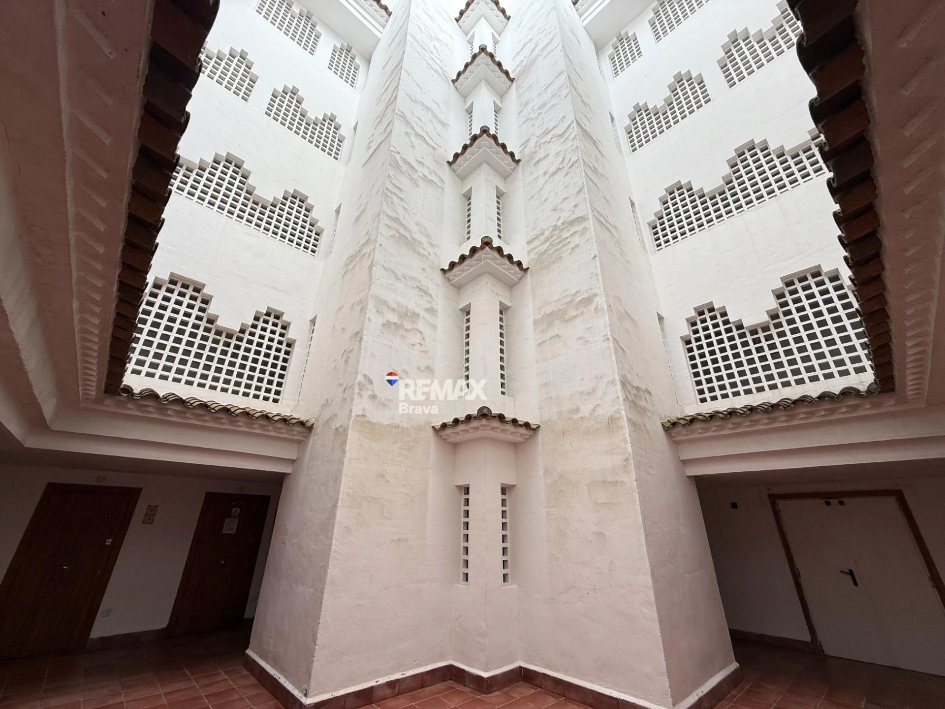 Exclusivo apartamento con amarre privado, gran terraza y licencia turística en Santa Margarida – Roses.