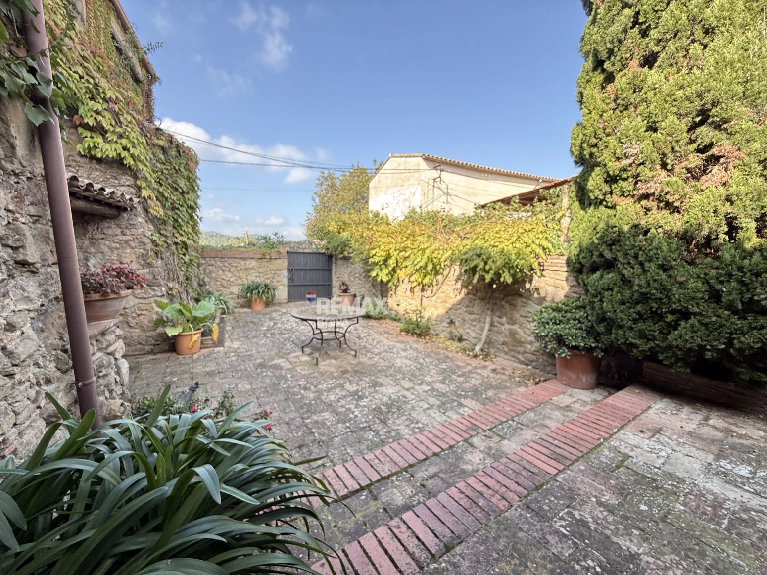 Encantadora Casa de Piedra Restaurada en el Corazón Histórico de Madremanya