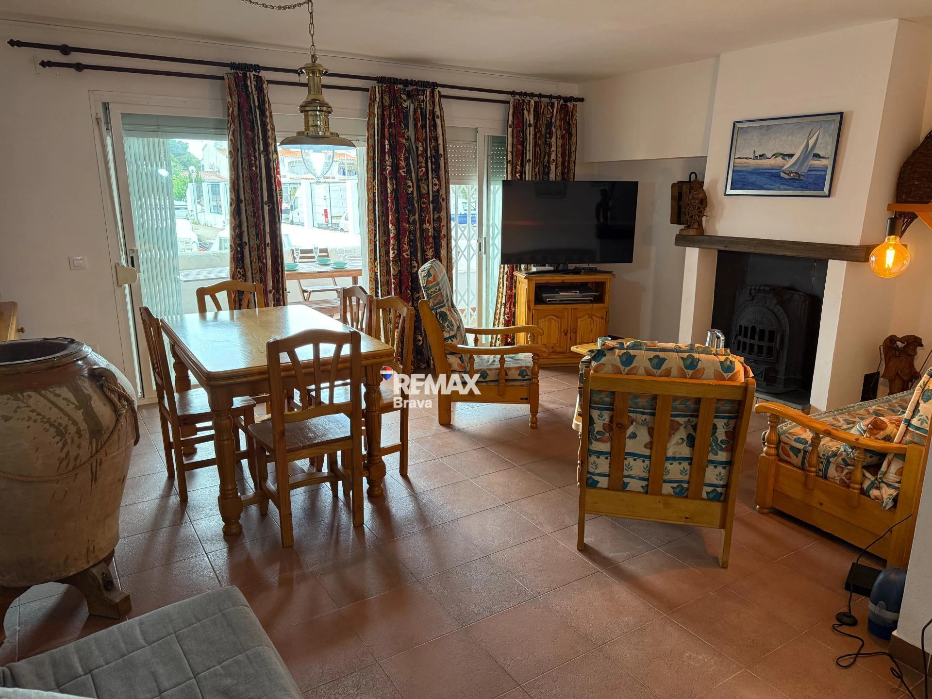 Exclusivo apartamento con amarre privado, gran terraza y licencia turística en Santa Margarida – Roses.