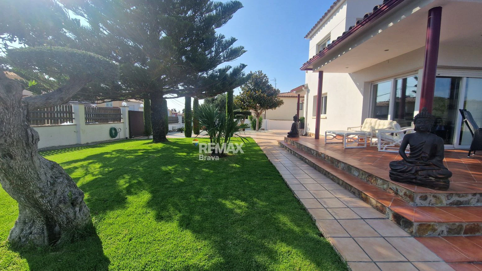 Exclusiva Vivienda en Roses sobre Parcela de 1.190 m² en Entorno Muy Tranquilo