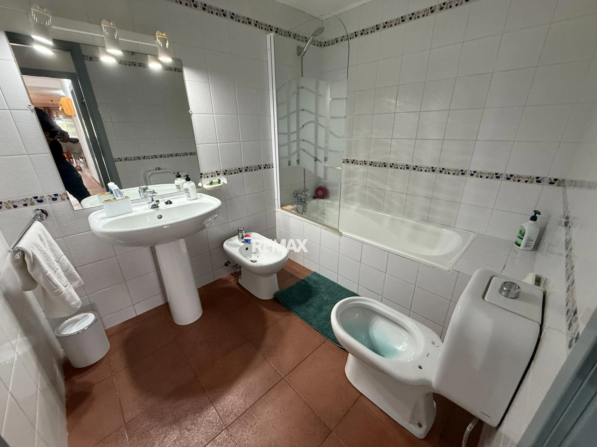 Exclusivo apartamento con amarre privado, gran terraza y licencia turística en Santa Margarida – Roses.