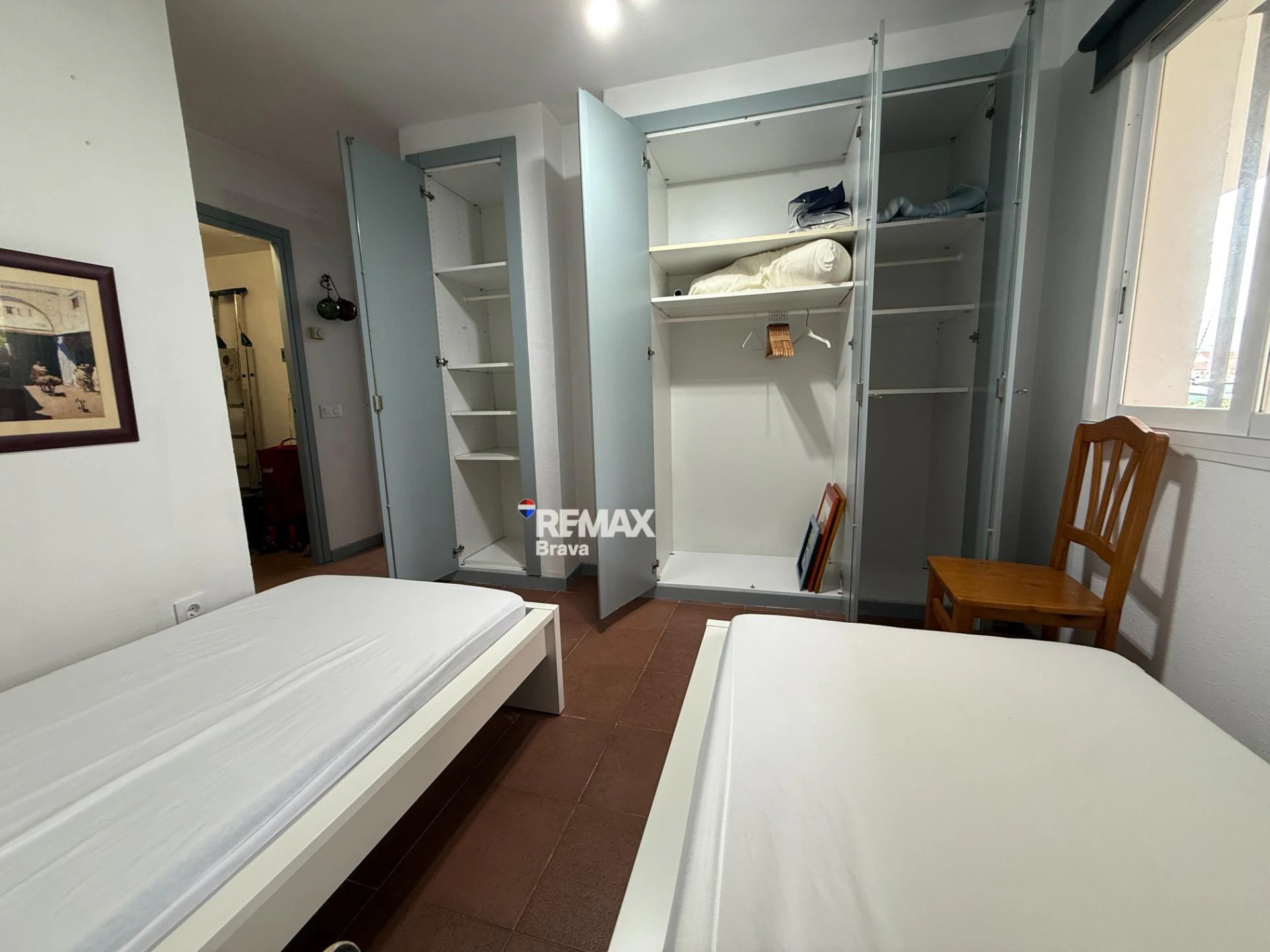 Exclusivo apartamento con amarre privado, gran terraza y licencia turística en Santa Margarida – Roses.