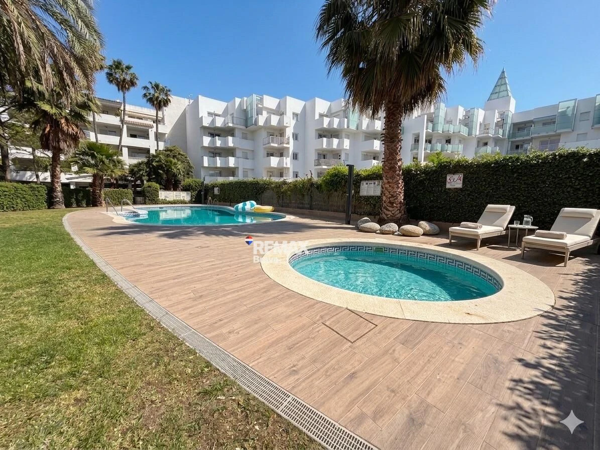 Exclusivo apartamento con amarre privado, gran terraza y licencia turística en Santa Margarida – Roses.