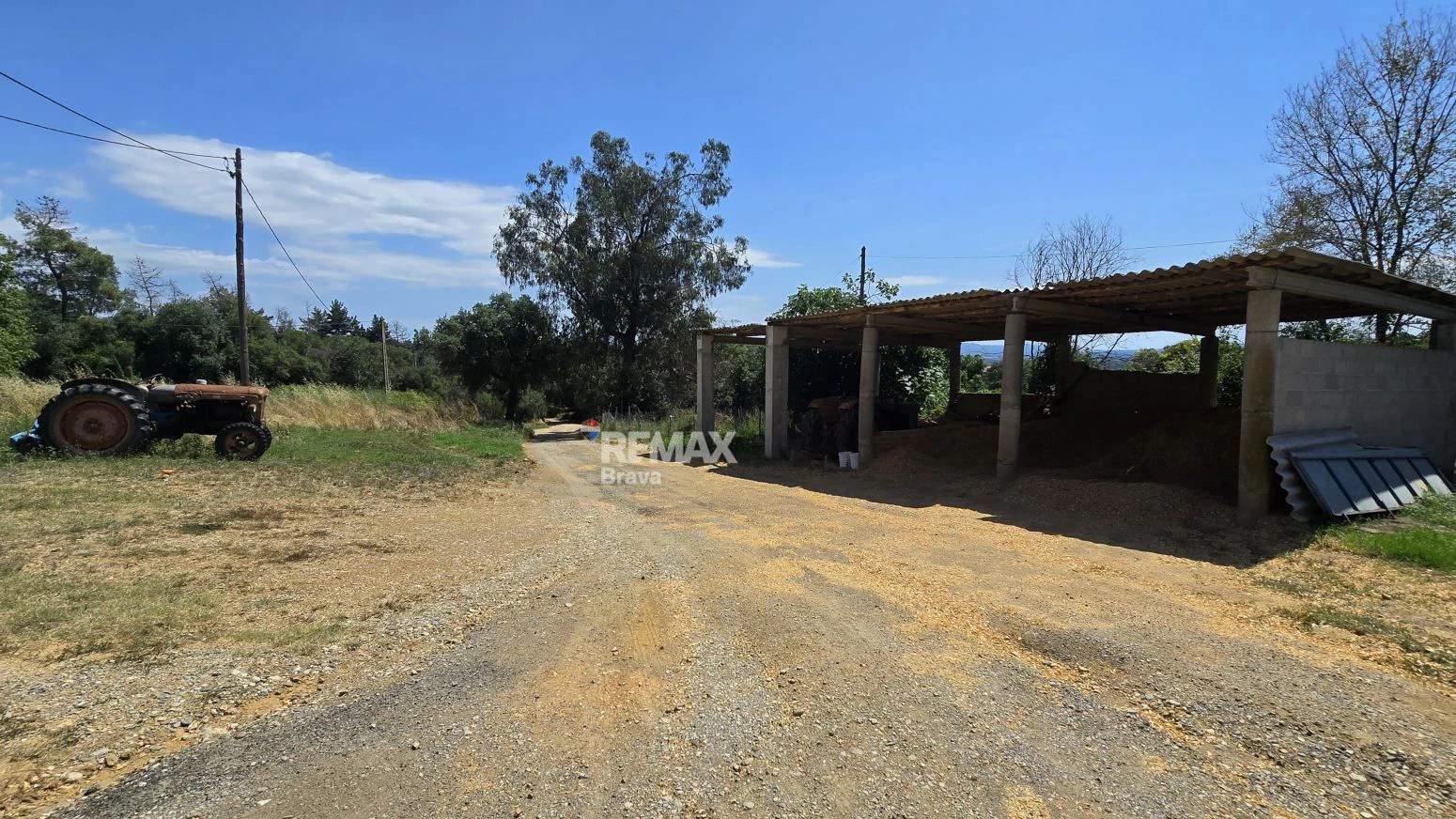 Finca Rústica 12h en Brunyola con Naves Avícolas Alquiladas e Ingresos Mensuales