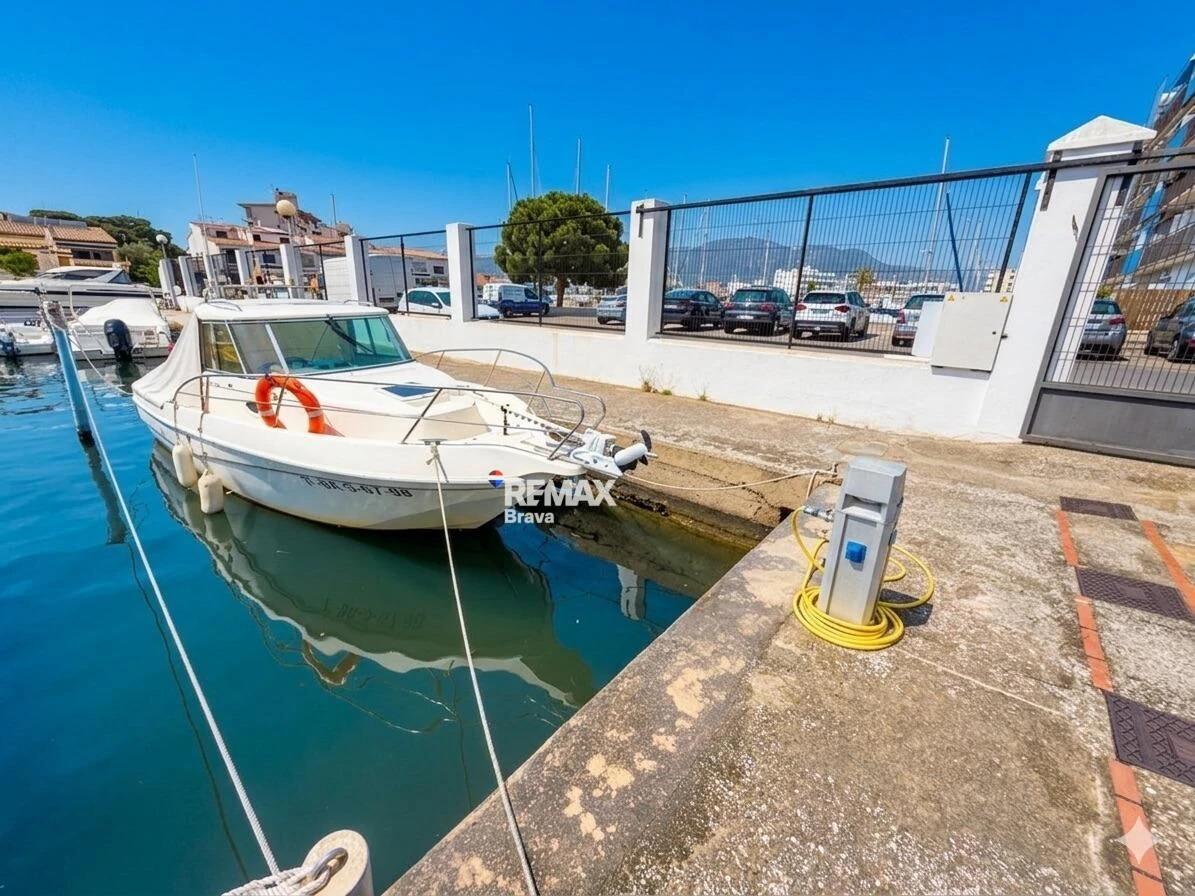 Exclusivo apartamento con amarre privado, gran terraza y licencia turística en Santa Margarida – Roses.