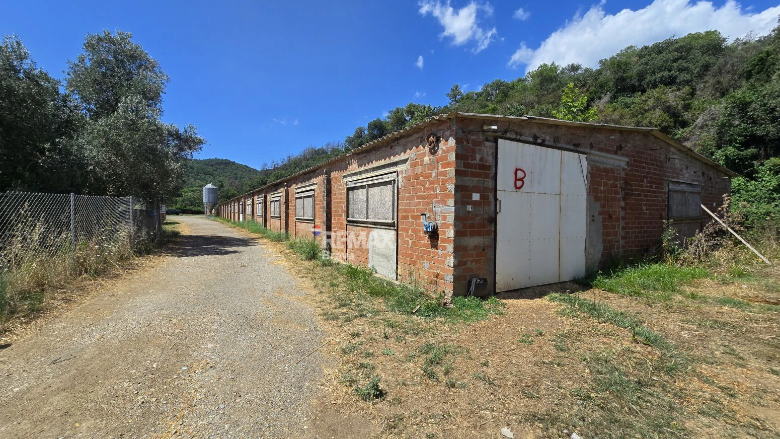 Finca Rústica 12h en Brunyola con Naves Avícolas Alquiladas e Ingresos Mensuales