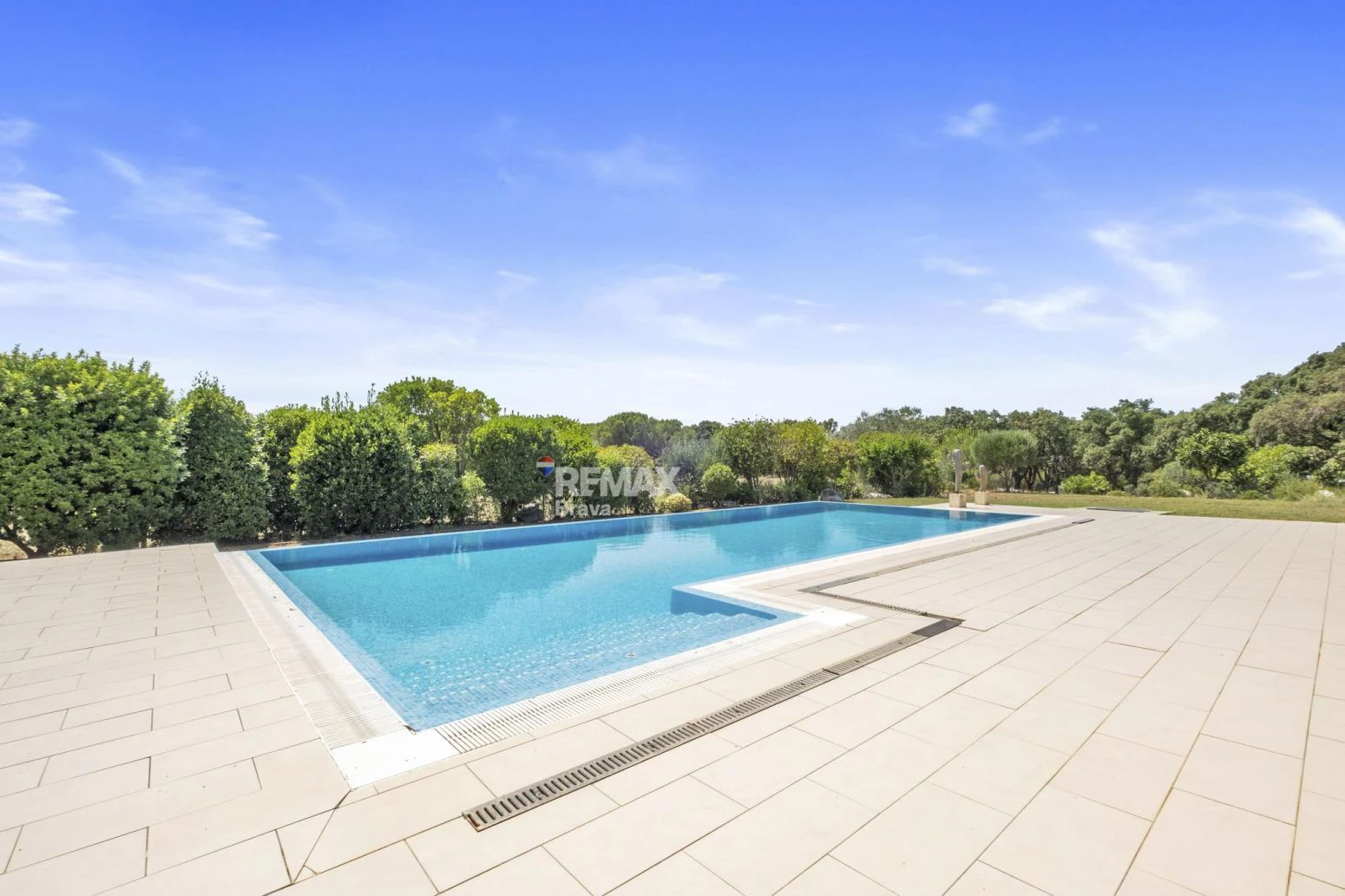 Villa Premium en Primera Línea de Golf en Peralada con Amplios Jardines y Privacidad Total