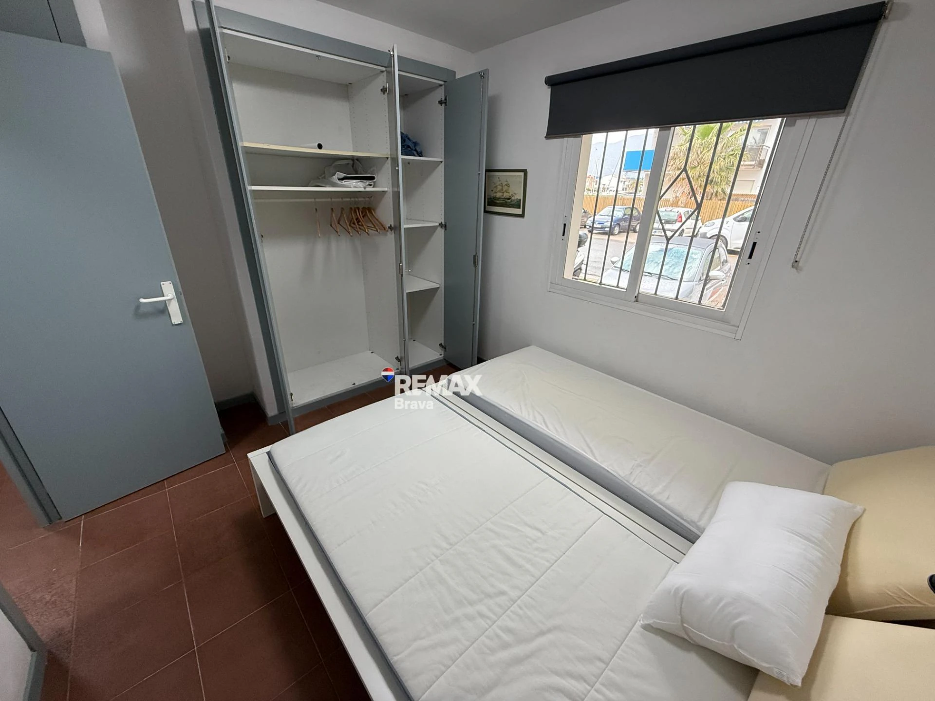 Exclusivo apartamento con amarre privado, gran terraza y licencia turística en Santa Margarida – Roses.